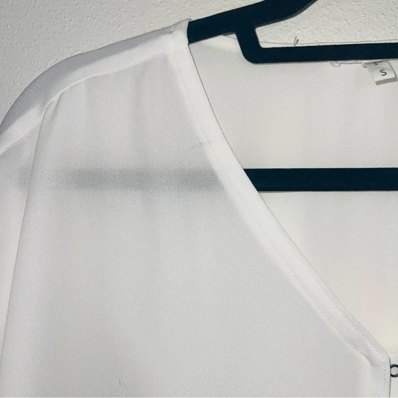 Maurices Solid White Hook & Eye V-neck Short Sleeve Blouse Small Women’s - Picture 4 of 14